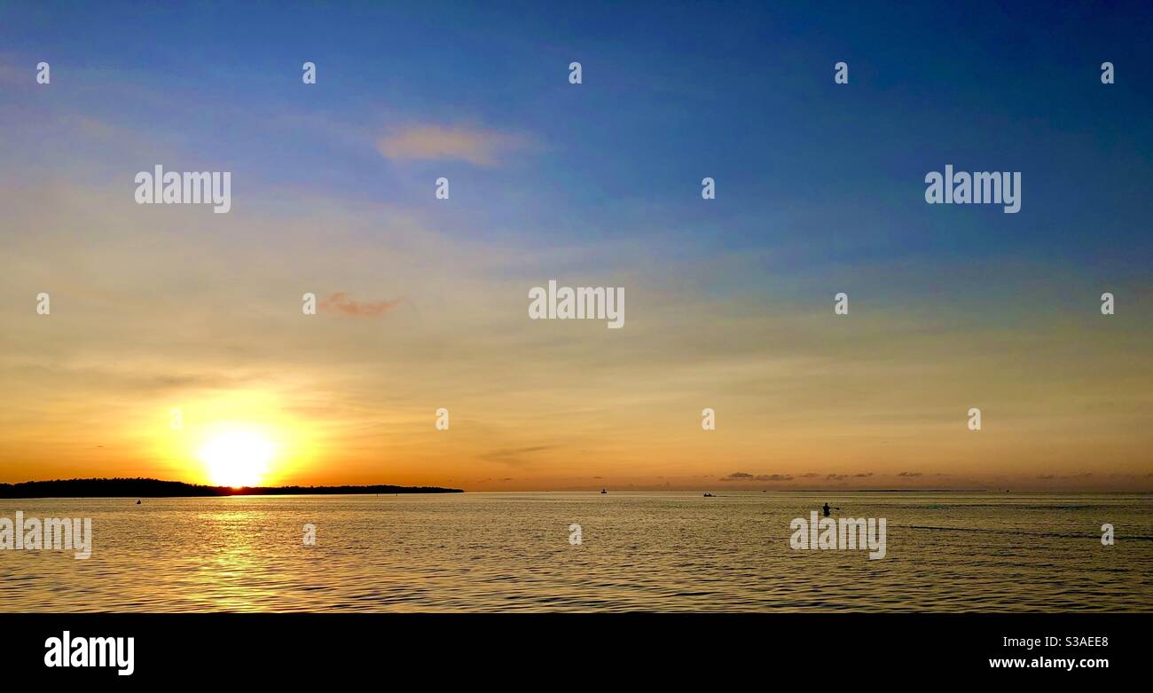 Scena pacifica del tramonto sulla baia di Key Largo, Florida con kyaker e barche in acqua. Foto Stock