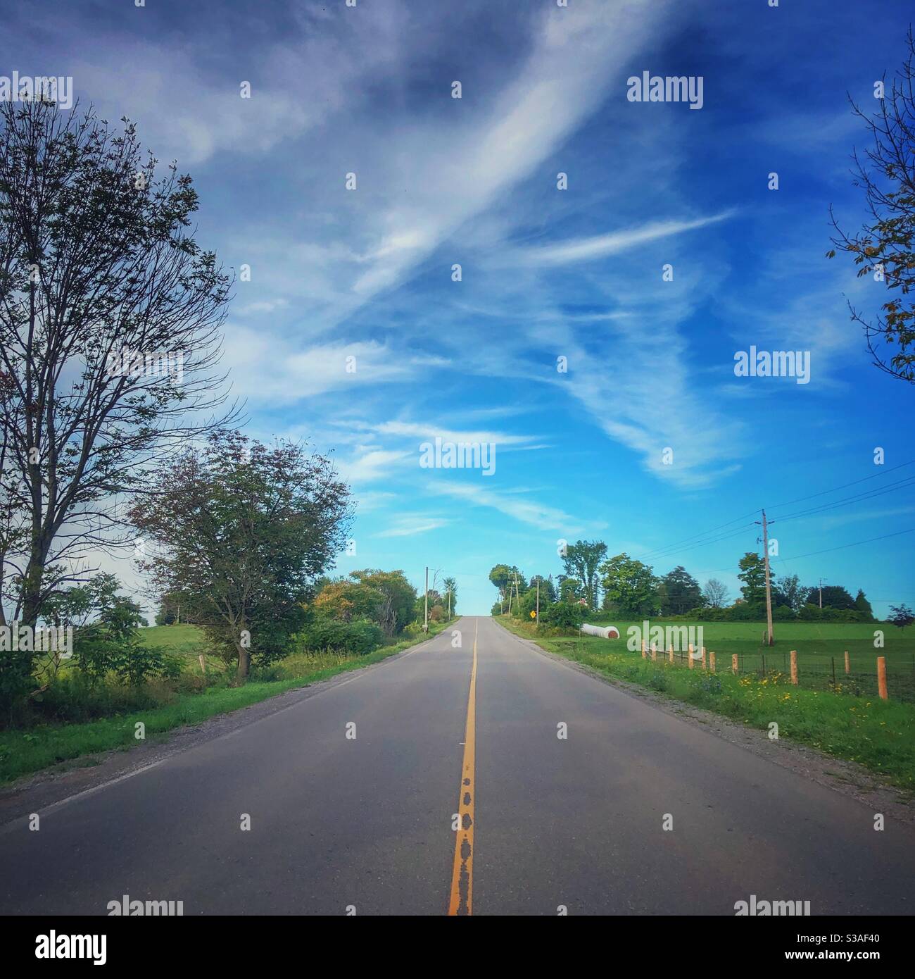 Strada di campagna durante mezzogiorno ad Orono, Ontario, Canada Foto Stock