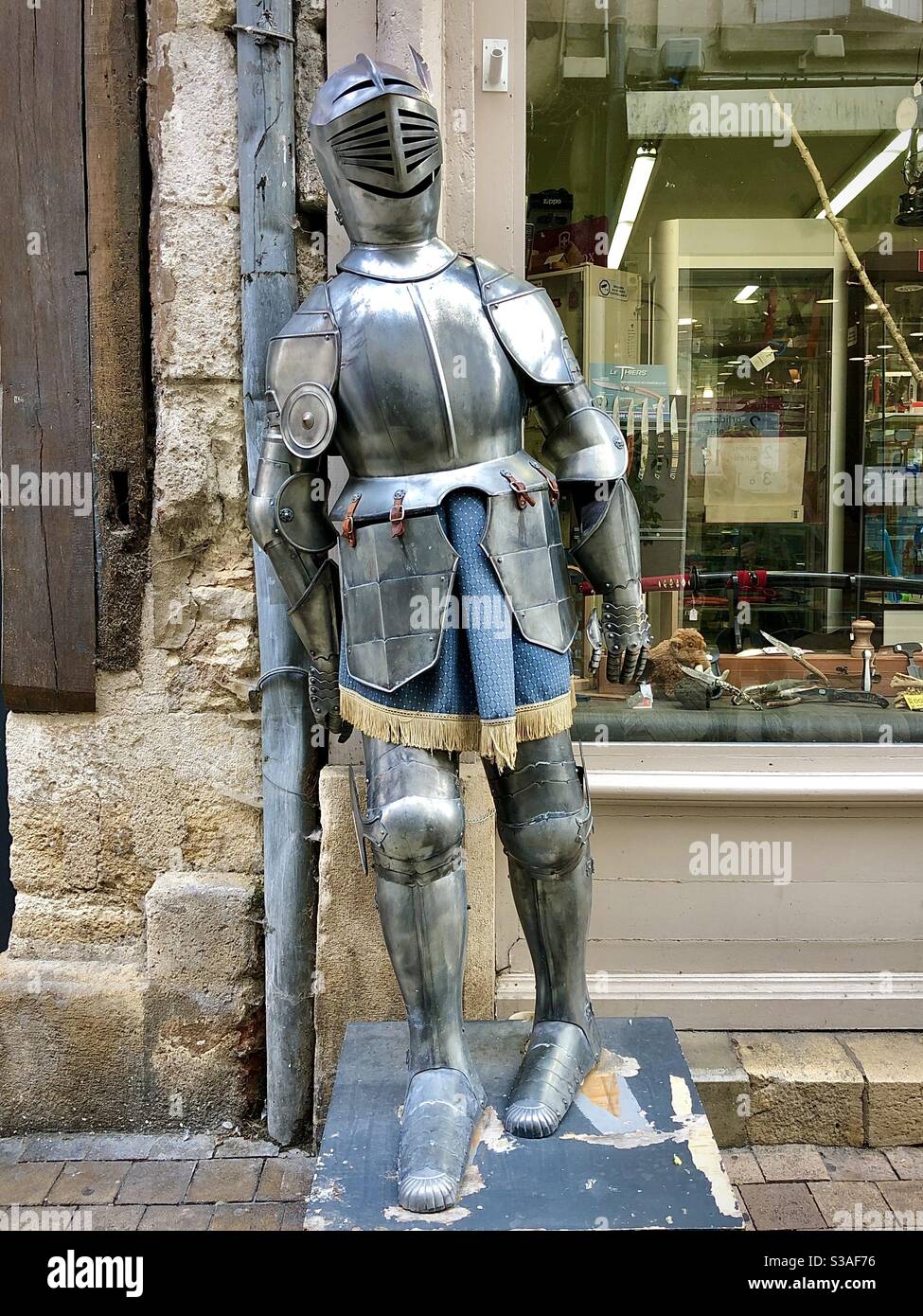 Costume da mostra di armatura fuori negozio di articoli da regalo a Bourges, Francia. Foto Stock