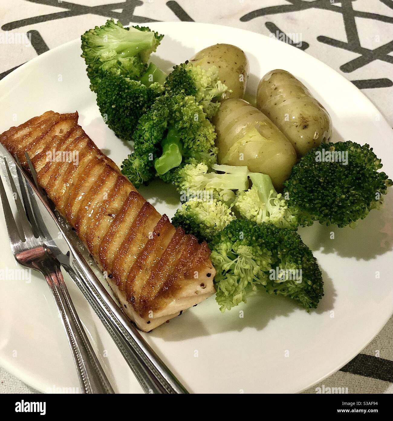 Sano salmone alla griglia, patate e broccoli pranzo. - Immagine stock catturata con smartphone