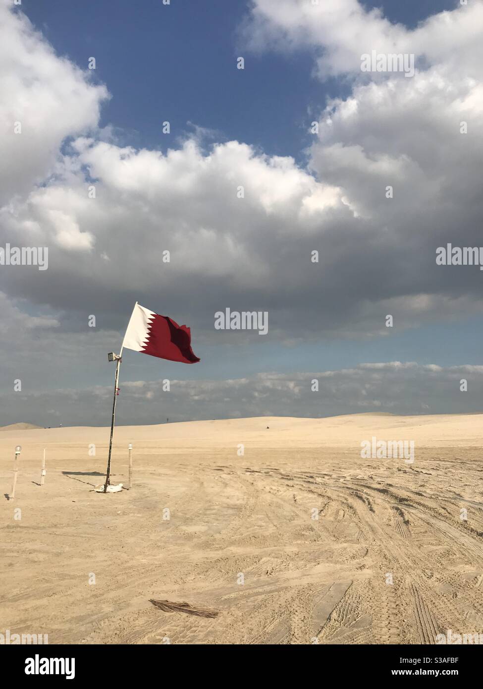 Bandiera Qatar nel deserto - Immagine stock catturata con smartphone