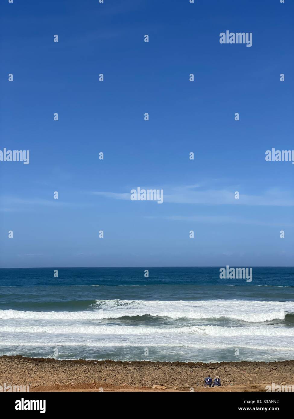 Spiaggia, Oceano, calma, relax, serenità, amore, cielo blu, coppia, meditazione, potere, verde Foto Stock