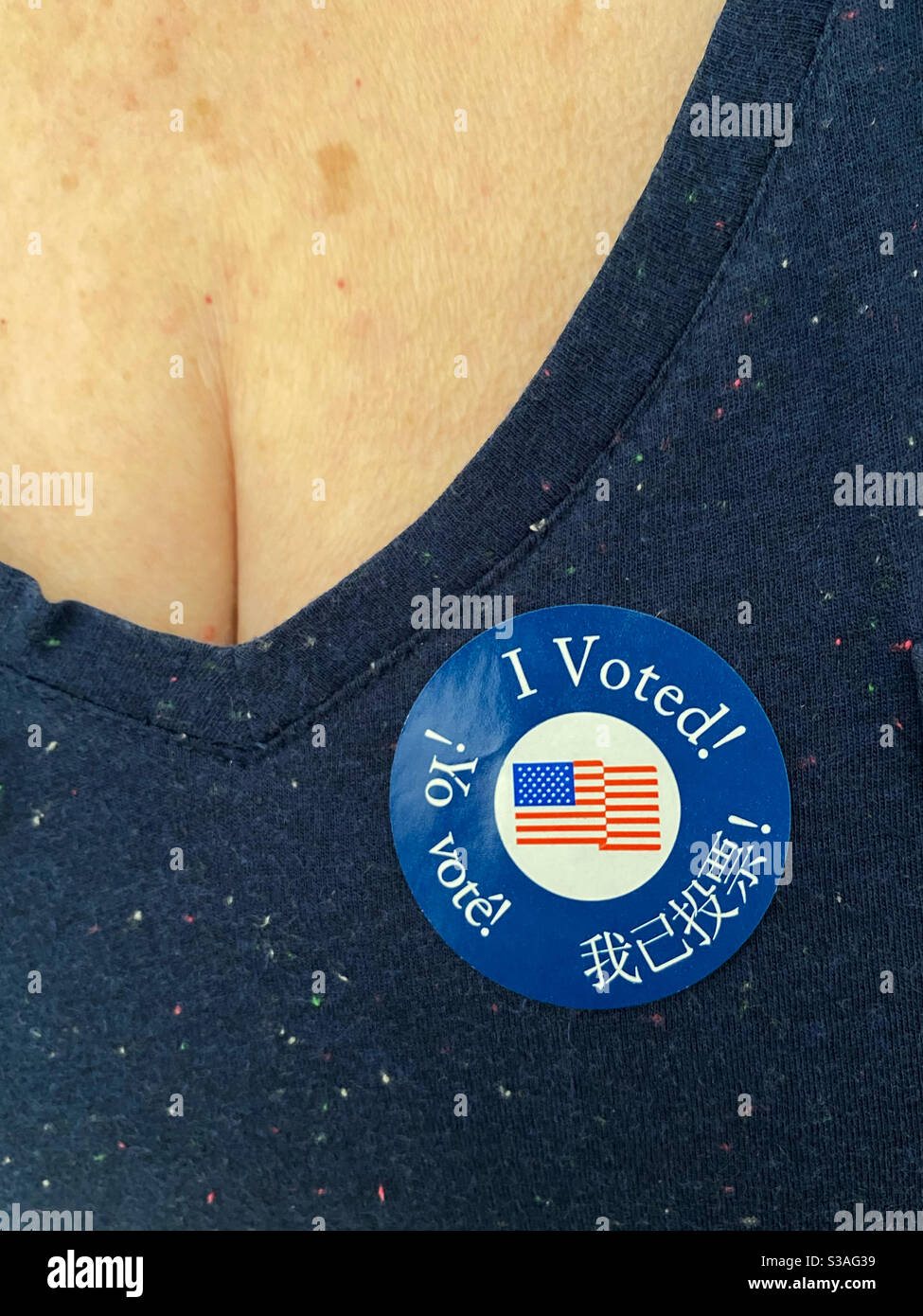 Ho votato un adesivo sulla t-shirt di una donna - Immagine stock catturata con smartphone