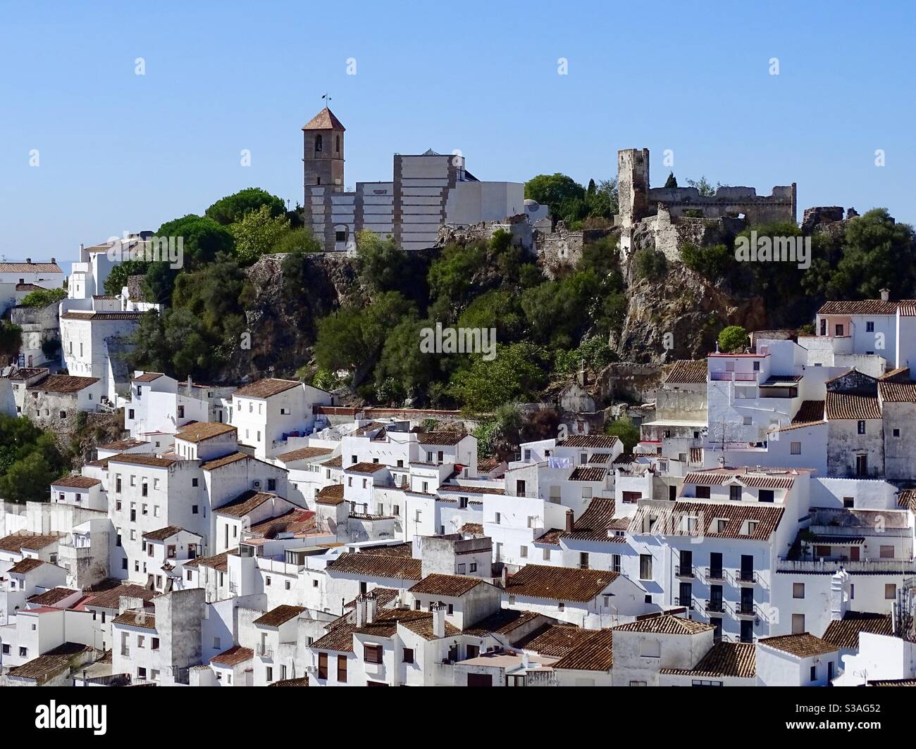 Il bellissimo villaggio bianco di Casares nel sud della Spagna Foto Stock