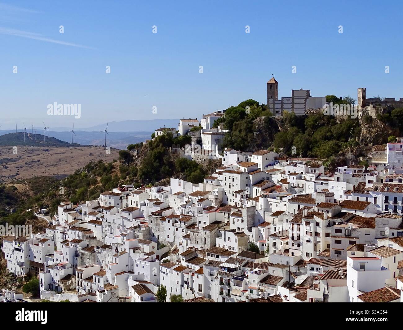 Vista panoramica del tradizionale villaggio bianco di Casares in Spagna meridionale Foto Stock