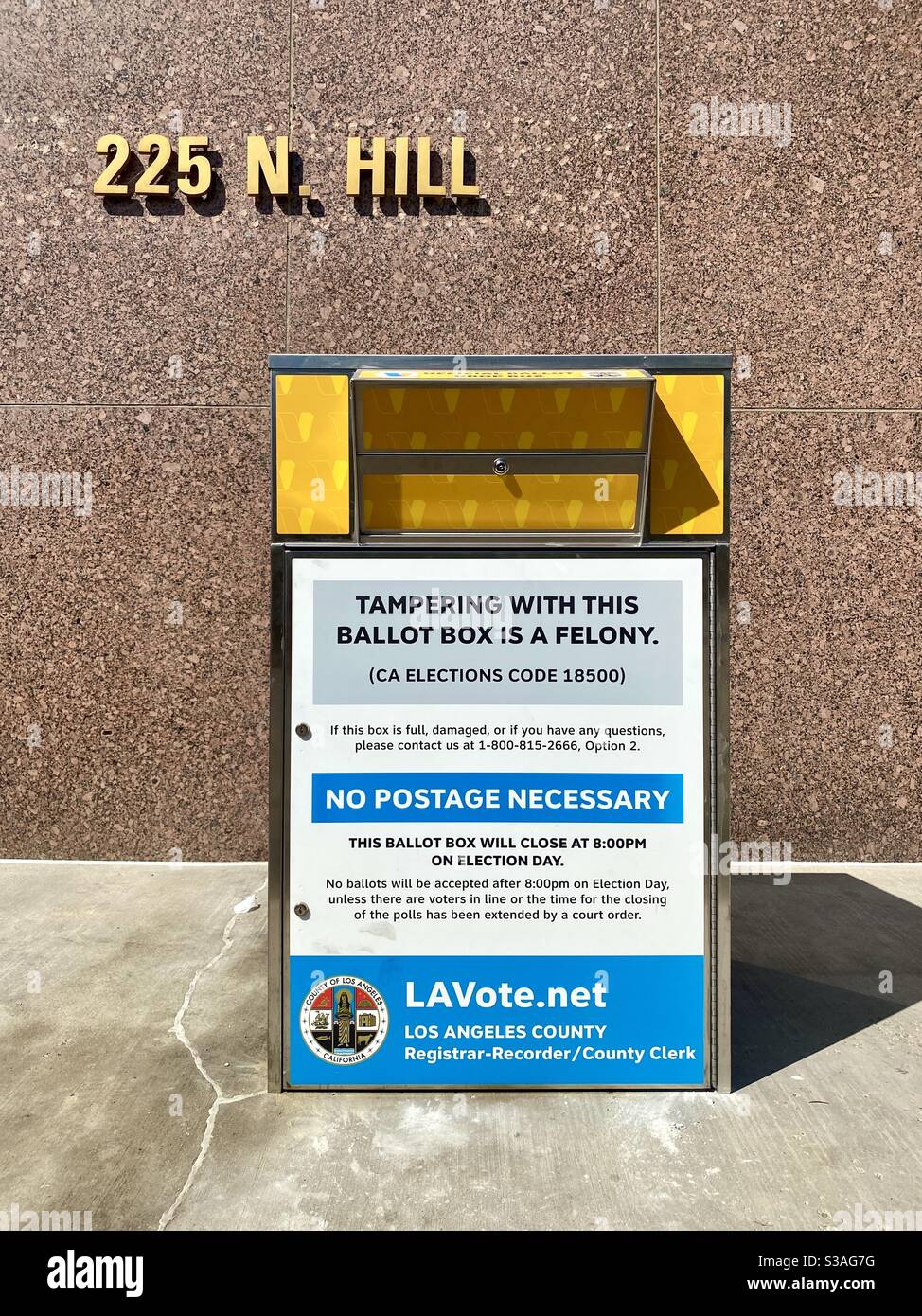 LOS ANGELES, CA, OTT 2020: Vista frontale della drop box ufficiale del voto fuori dalla Hall of Administration di Kenneth Hahn nel centro città per le elezioni di novembre e i voti per posta - Immagine stock catturata con smartphone