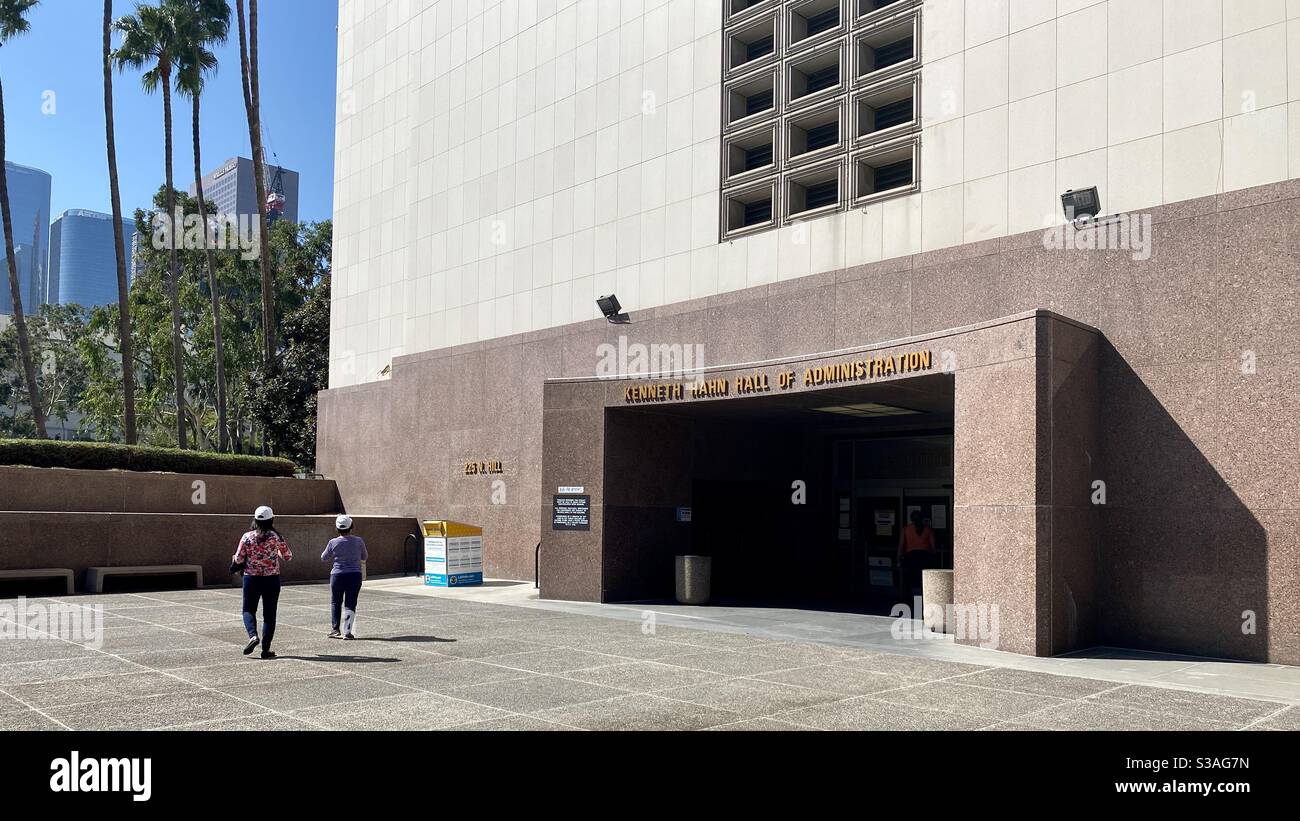 LOS ANGELES, CA, OTT 2020: Due donne che camminano verso la drop box ufficiale al di fuori della Hall of Administration di Kenneth Hahn nel centro città, durante le elezioni presidenziali degli Stati Uniti - Immagine stock catturata con smartphone