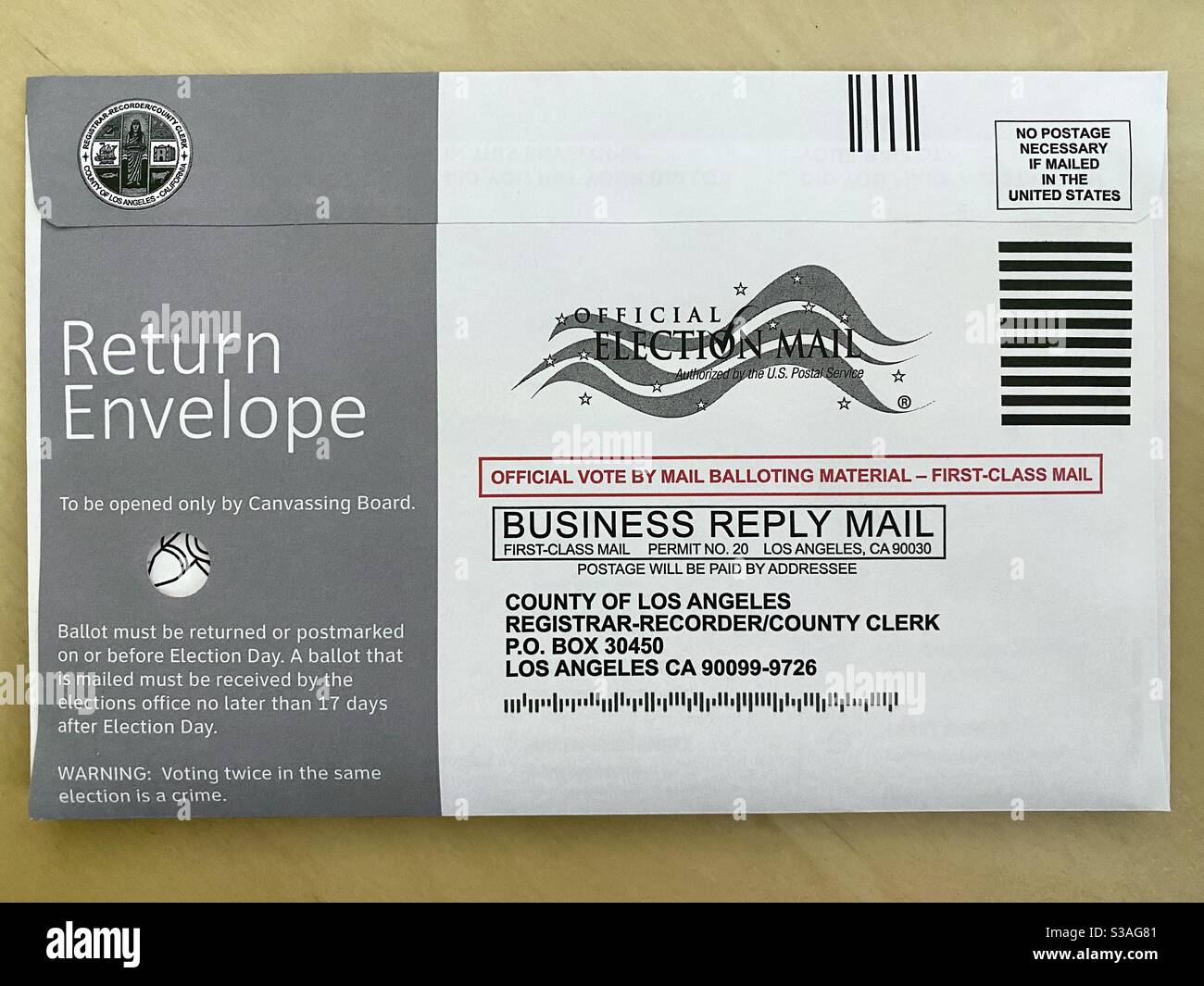 LOS ANGELES, CA, OTT 2020: 2020 modulo di voto per le elezioni presidenziali statunitensi in busta preaffrancata, pronto per essere spedito all'impiegato della contea - Immagine stock catturata con smartphone