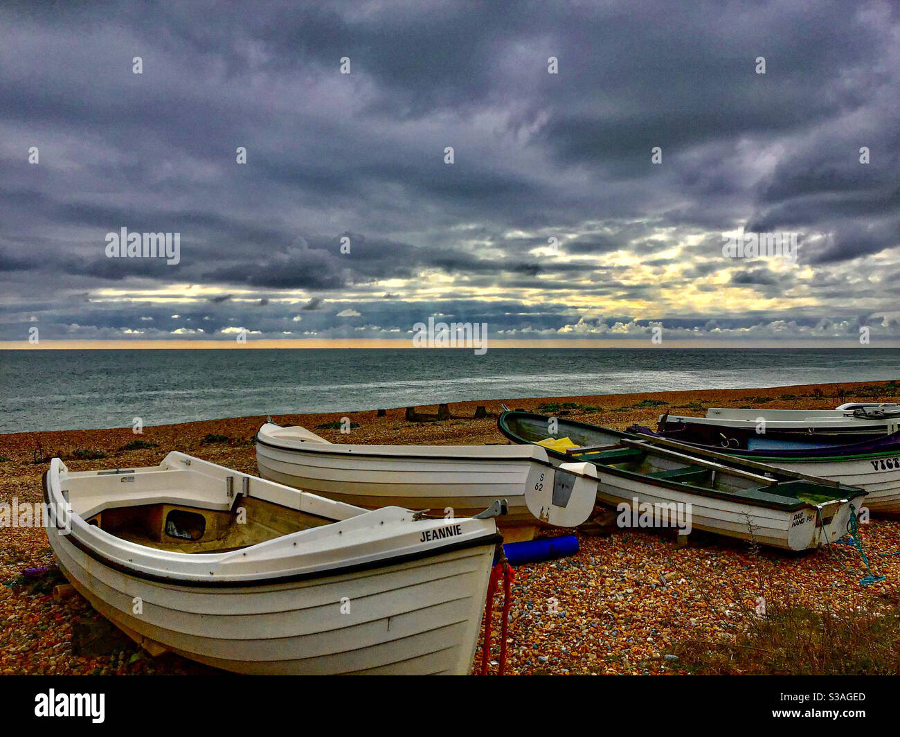 Barche sulla spiaggia Foto Stock