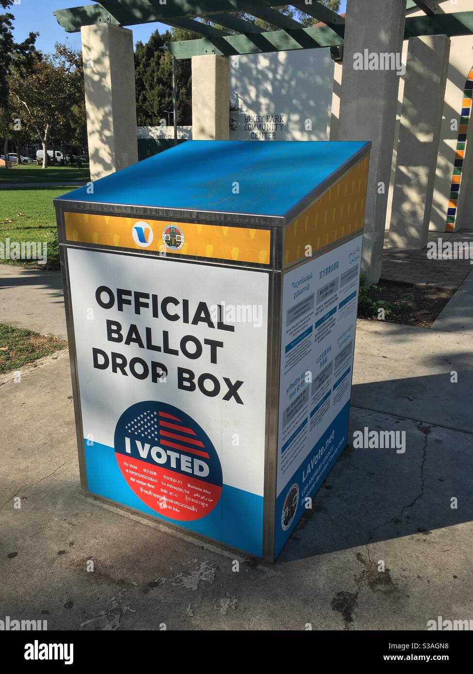 Un ballottaggio ufficiale della contea di Los Angeles al Bixby Park di Long Beach, California, alle elezioni del novembre 2020. - Immagine stock catturata con smartphone