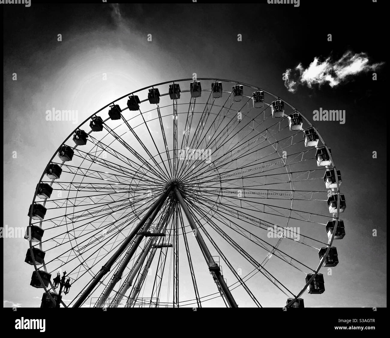 Una ruota panoramica raffigurata in un'altra situazione mondana. E 'sinistro o solo tutto il buon divertimento? Credito fotografico - ©️ COLIN HOSKINS. - Immagine stock catturata con smartphone