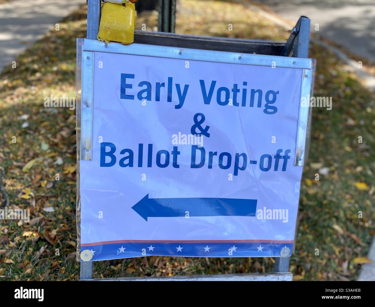 Le votazioni anticipate e le votazioni al Civic Center di Evanston, Illinois. Il primo giorno di votazioni anticipate, gli elettori hanno atteso in fila per due ore e mezza. - Immagine stock catturata con smartphone