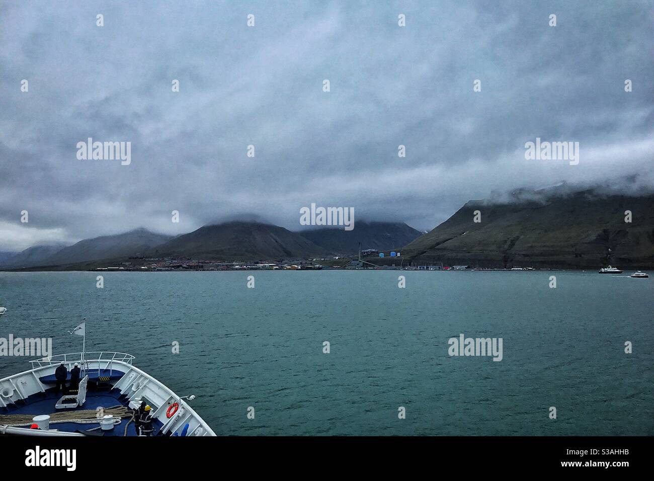 Nave da crociera che arriva a Longyearbyen a Svalbard. - Immagine stock catturata con smartphone