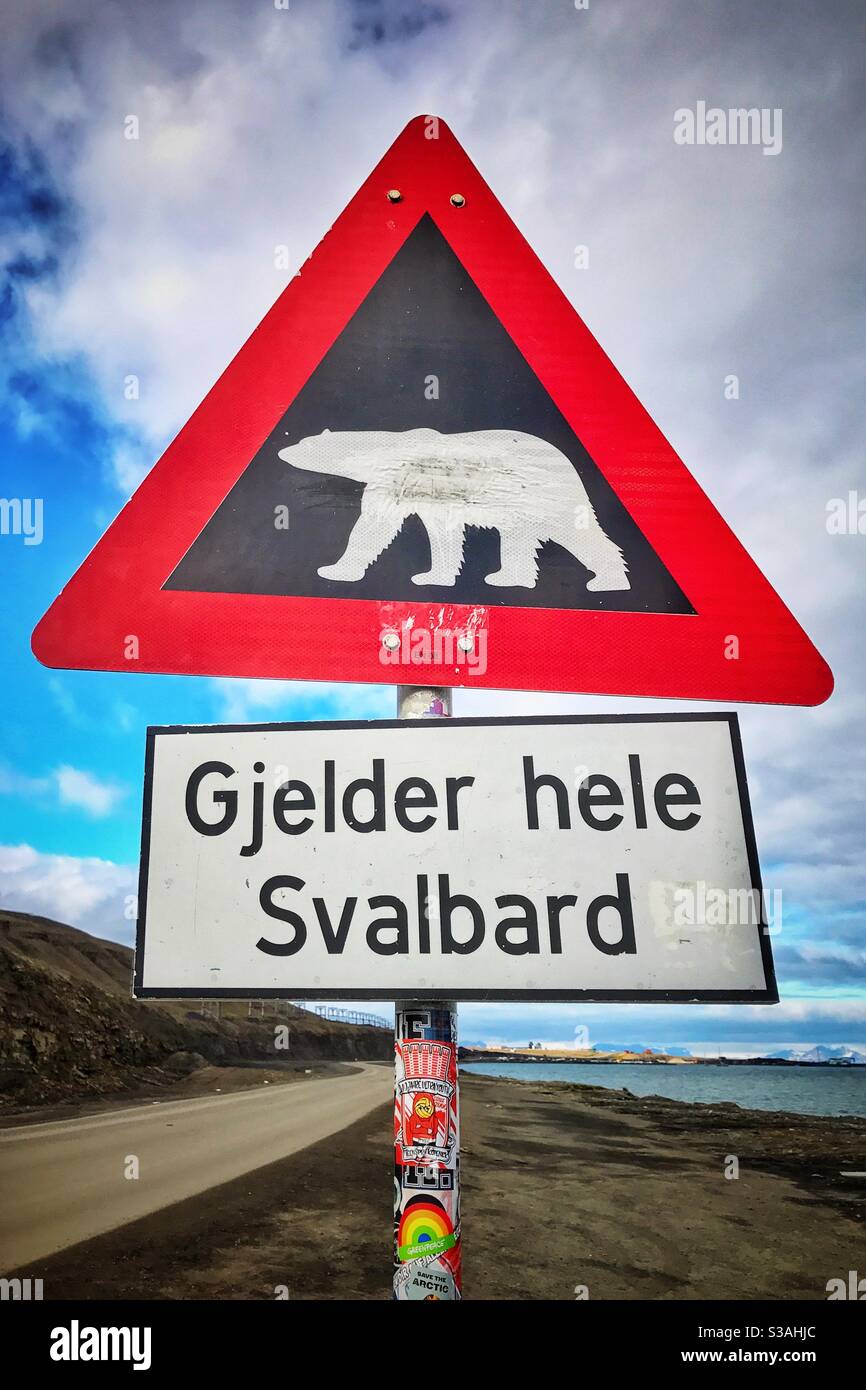 Attenzione al segno degli orsi polari a Longyearbyen, Svalbard. - Immagine stock catturata con smartphone
