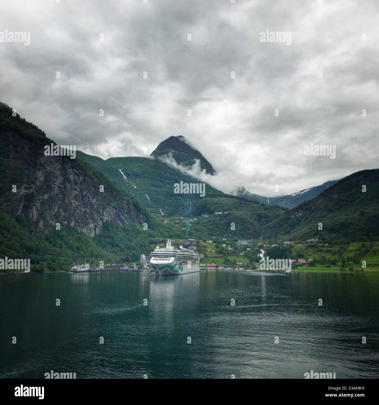 Nave da crociera a Geirangerfjord, Norvegia. - Immagine stock catturata con smartphone
