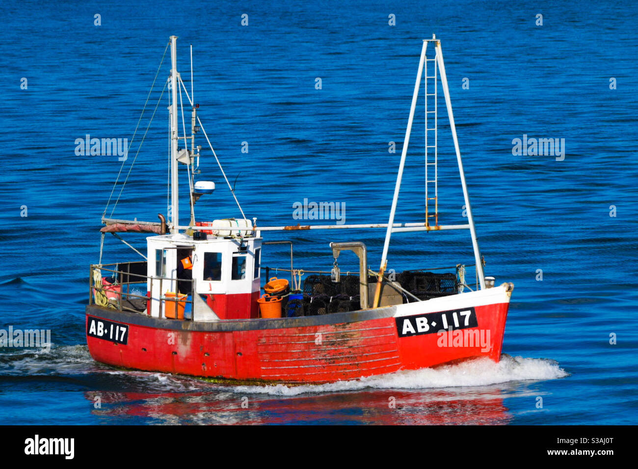 Aberystwyth, Galles occidentale, Regno Unito. Lunedì 20 ottobre 2020. Notizie: Una barca da pesca che ritorna nel porto con pesce fresco da Aberystwyth. Credito fotografico ©️ Rose Voon / Alamy Live News: Foto Stock