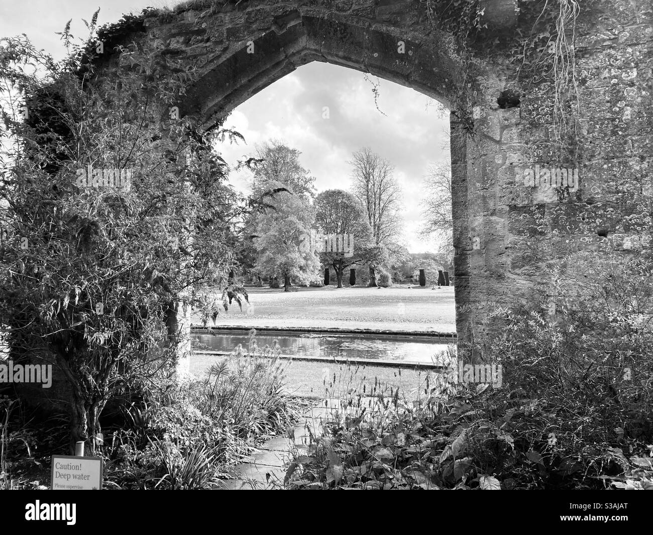 Finestra nelle reliquie di un granaio di Tudor presso il castello di Sudeley, Gloucester distrutta durante la guerra civile inglese. Foto Stock
