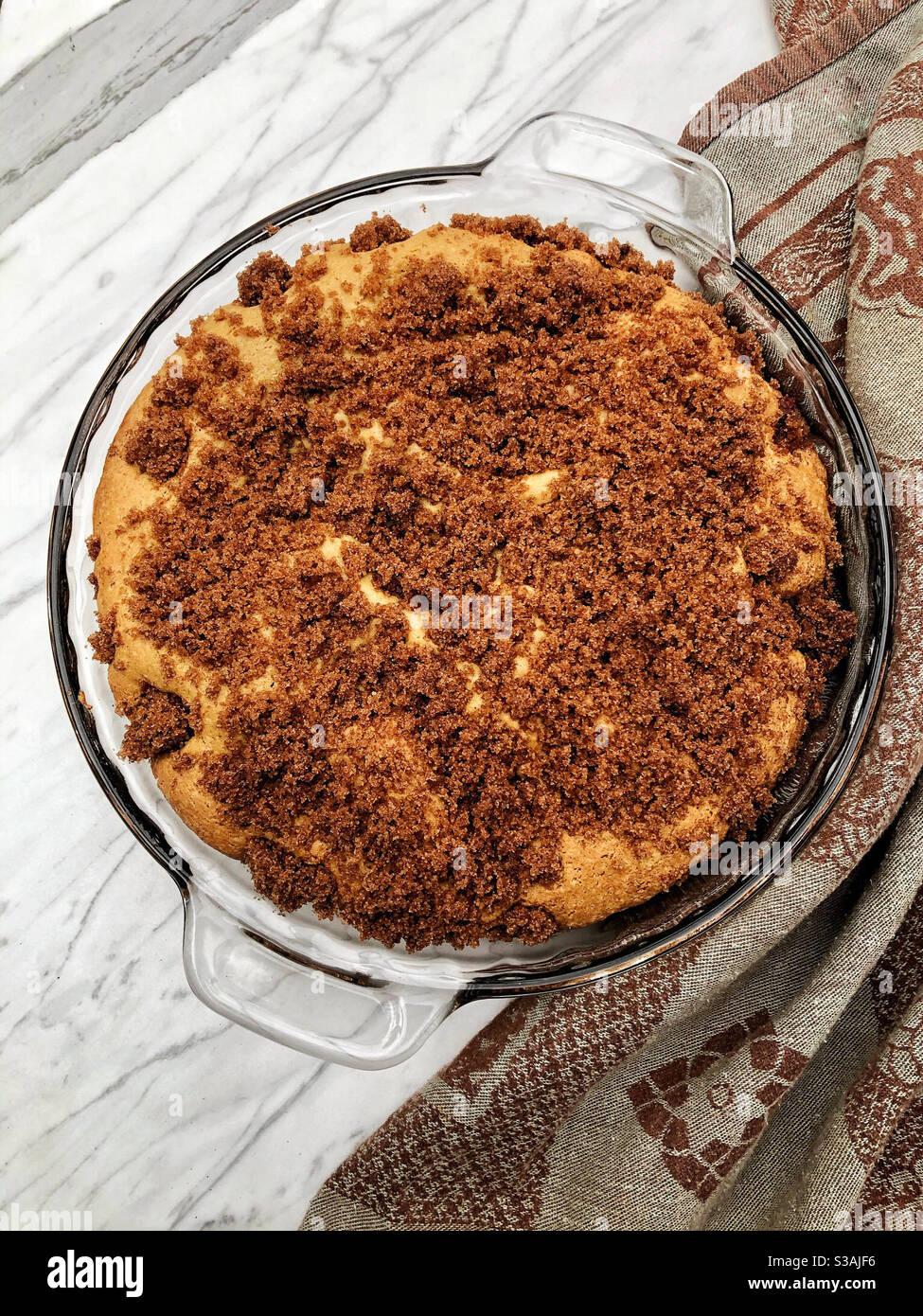 Torta di caffè senza glutine, fatta in casa e calda dal forno - Immagine stock catturata con smartphone
