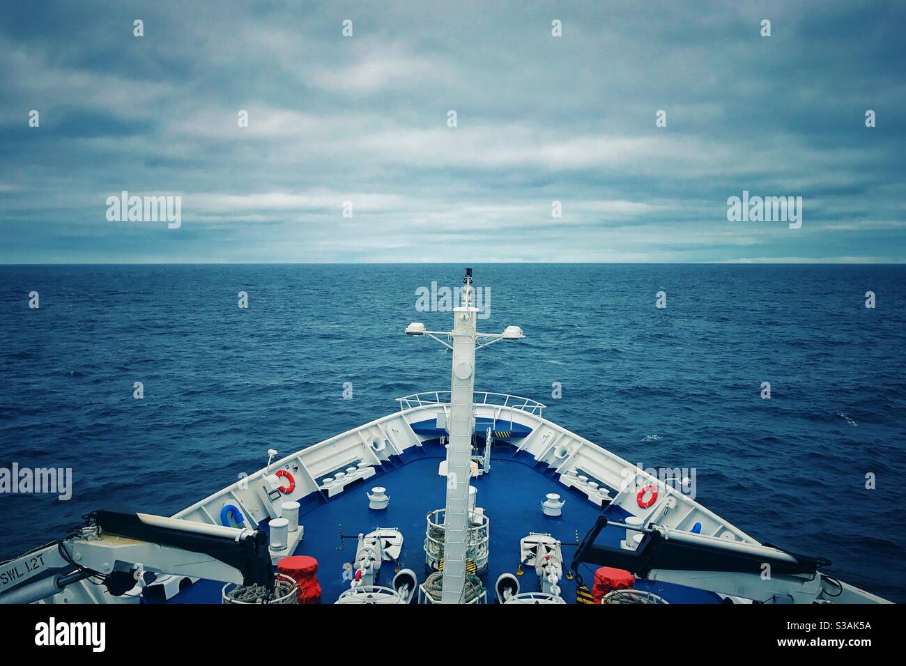 Nave da crociera che naviga nel Mare del Nord. - Immagine stock catturata con smartphone