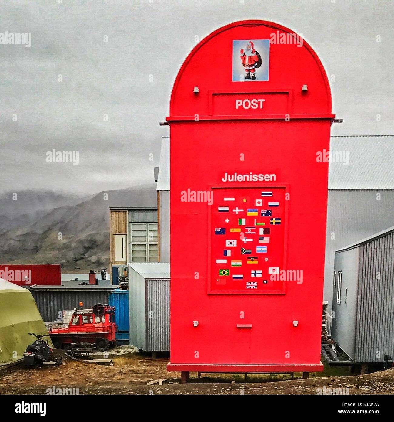 Scatola di posta di Natale gigante a Longyearbyen, Svalbard. - Immagine stock catturata con smartphone