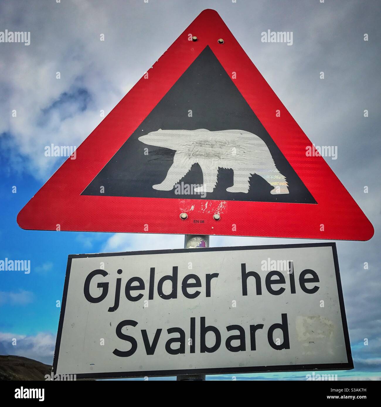Attenzione al segno degli orsi polari a Longyearbyen, Svalbard. - Immagine stock catturata con smartphone