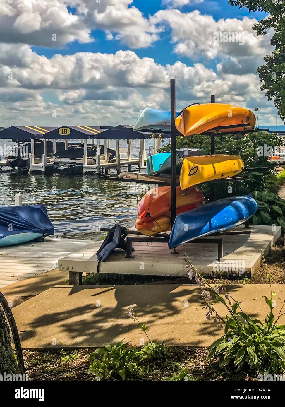 Canoe vivide su rack accanto al lago di Ginevra, Wisconsin Foto Stock