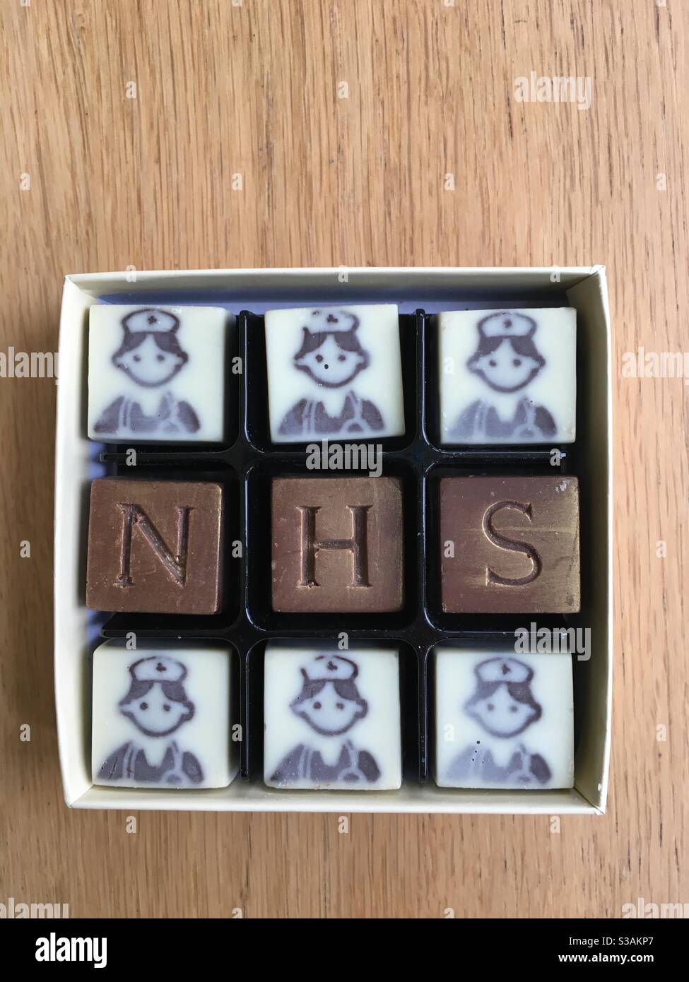 Cioccolatini fatti a mano che celebrano gli infermieri NHS durante il blocco Foto Stock