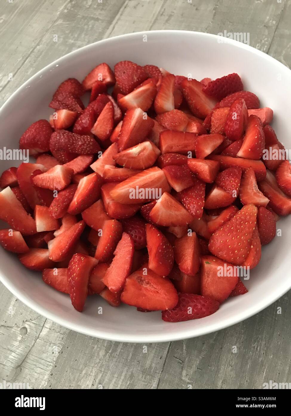 Fragole preparate al momento in un recipiente - Immagine stock catturata con smartphone