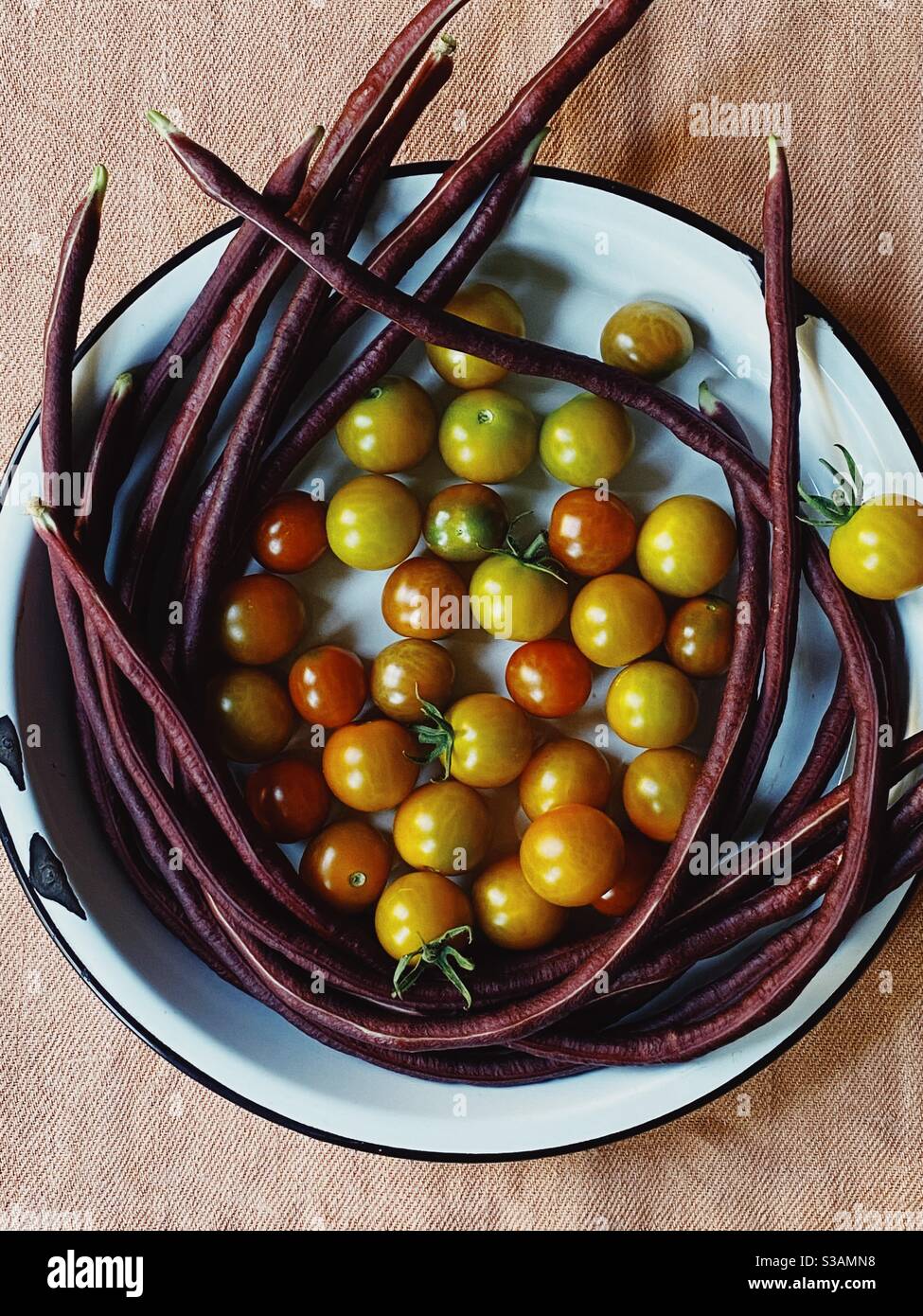 Pomodori e fagioli raccolti da un giardino urbano - Immagine stock catturata con smartphone