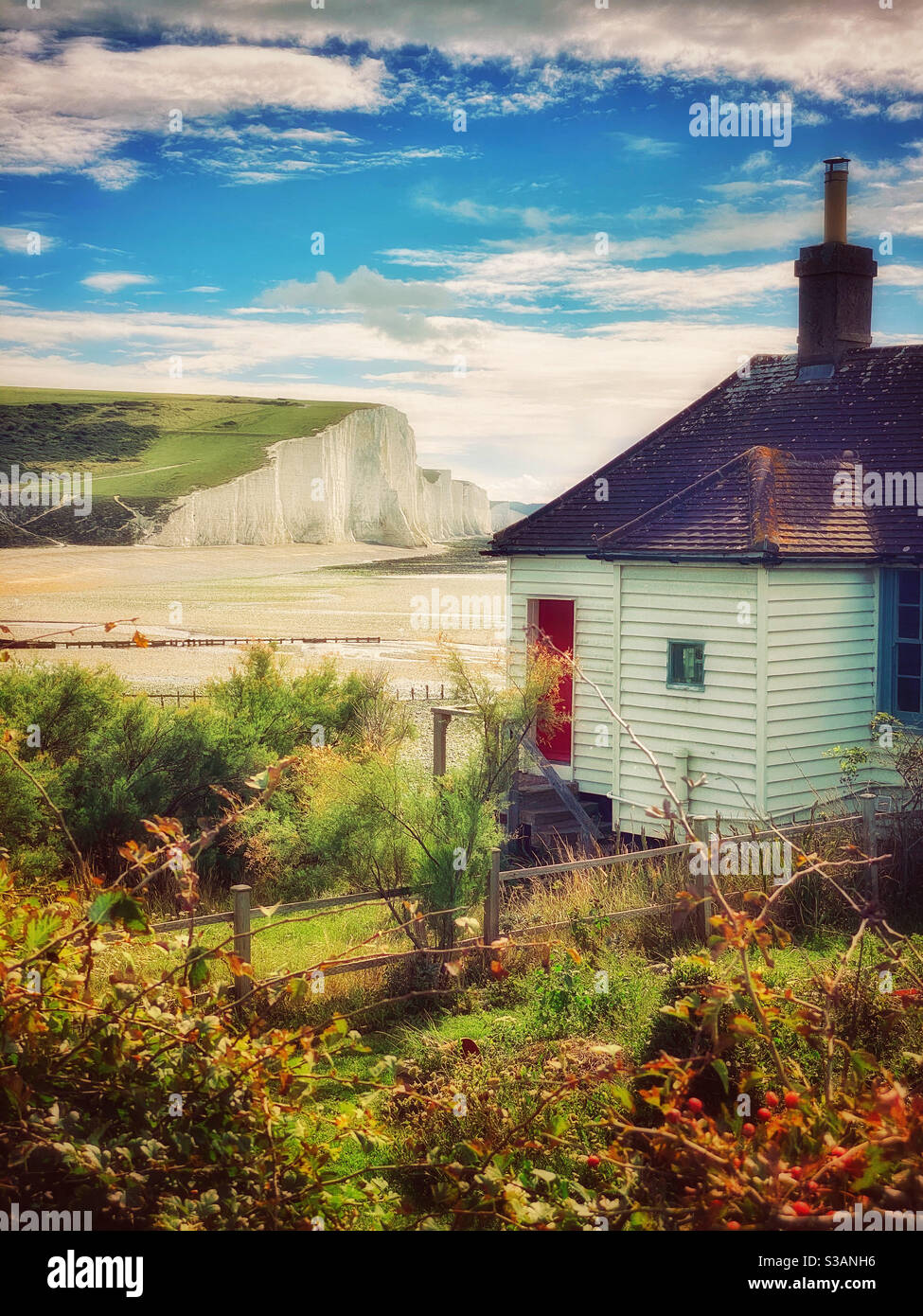 Uno degli iconici Cottages della guardia costiera (Cottages del pescatore) che si affaccia sulla famosa vista delle sette sorelle sulla costa del Sussex, Inghilterra, Regno Unito. Credito fotografico ©️ COLIN HOSKINS. Foto Stock