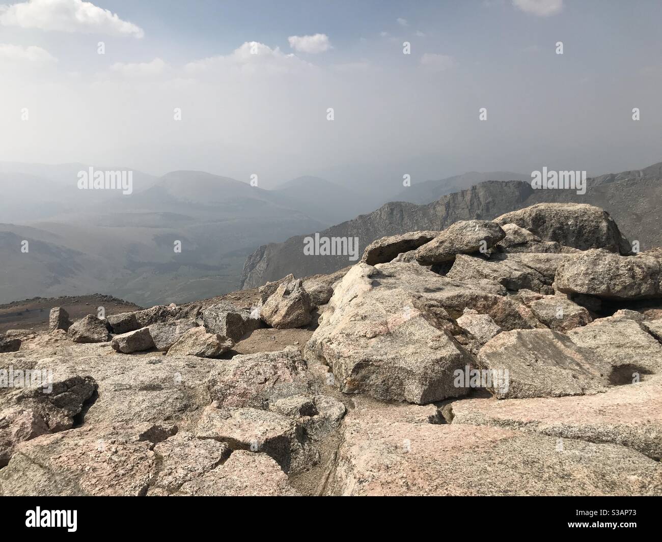 Smog pesante dai 2020 incendi selvaggi in Colorado come visto dal Monte Evans. - Immagine stock catturata con smartphone