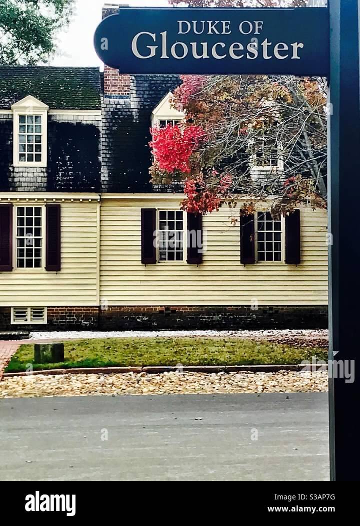 Le foglie di caduta emergono lungo Duke of Gloucester Street a Colonial Williamsburg. Foto Stock