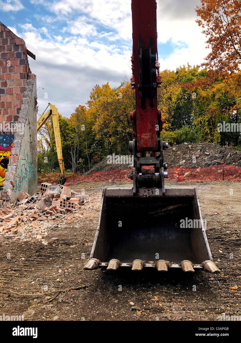 Benna dell'escavatore cingolato, un tipo di retroescavatore, in cantiere in fase di demolizione - Immagine stock catturata con smartphone