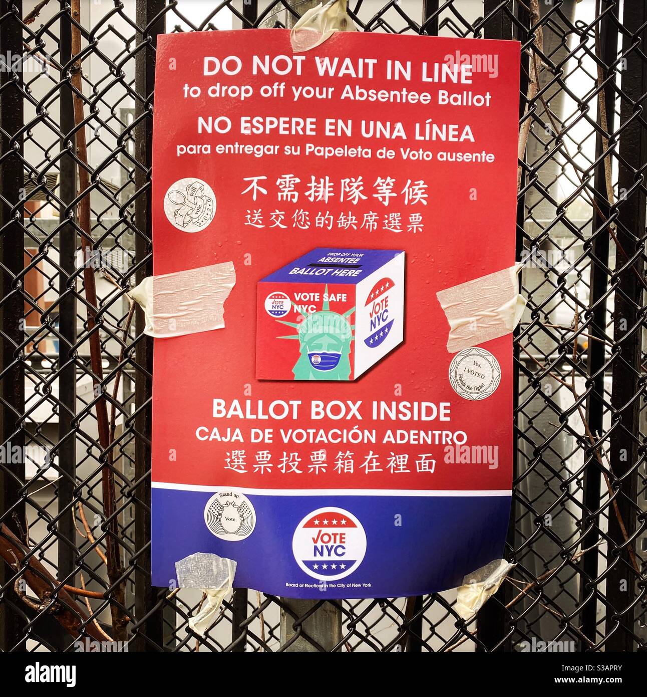 Cartello con le prime votazioni sulla recinzione, Brooklyn, New York. Foto Stock