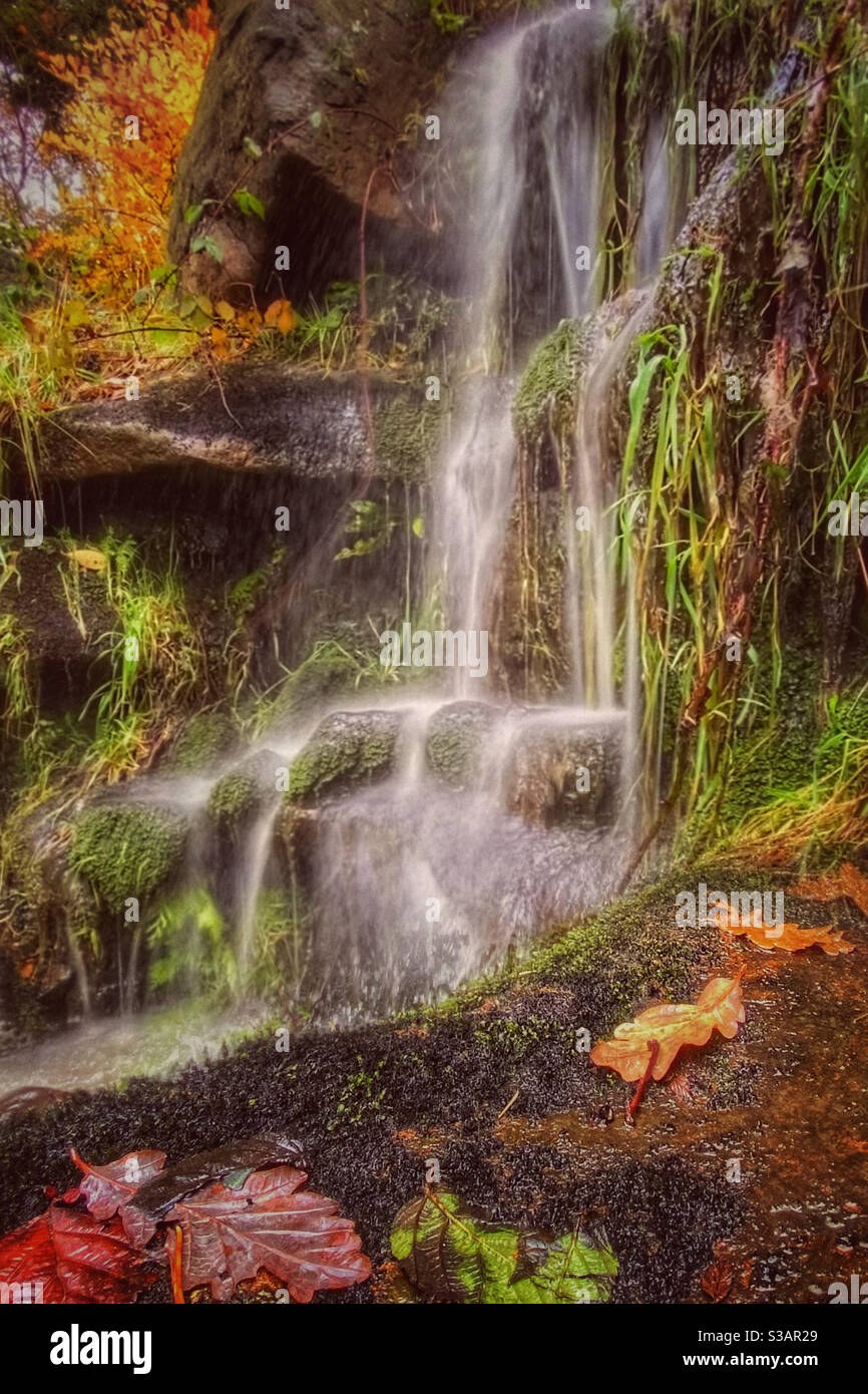 Cascata nei Giardini Giapponesi a Rivington vicino a Chorley in Lancashire Foto Stock