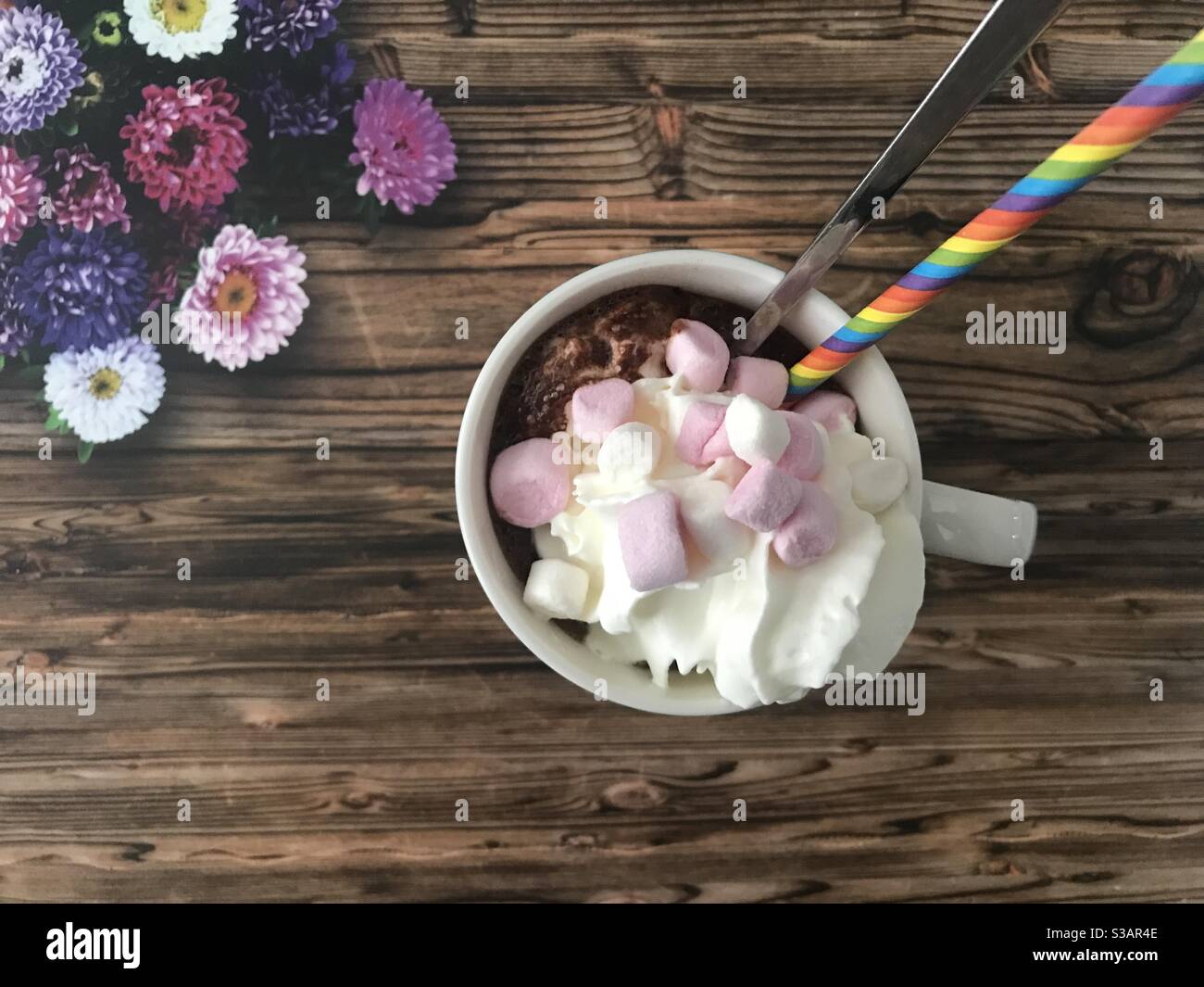 Una tazza di cioccolata calda ricoperta di panna montata e. mini marshmallows Foto Stock