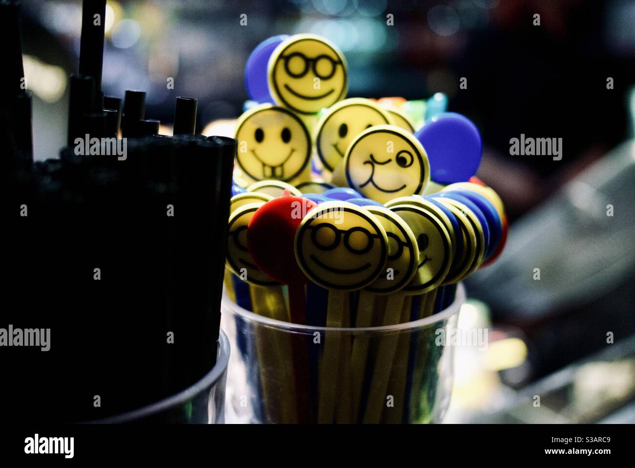 Il cocktail Emoji attacca i volti felici in vetro al bar Foto Stock