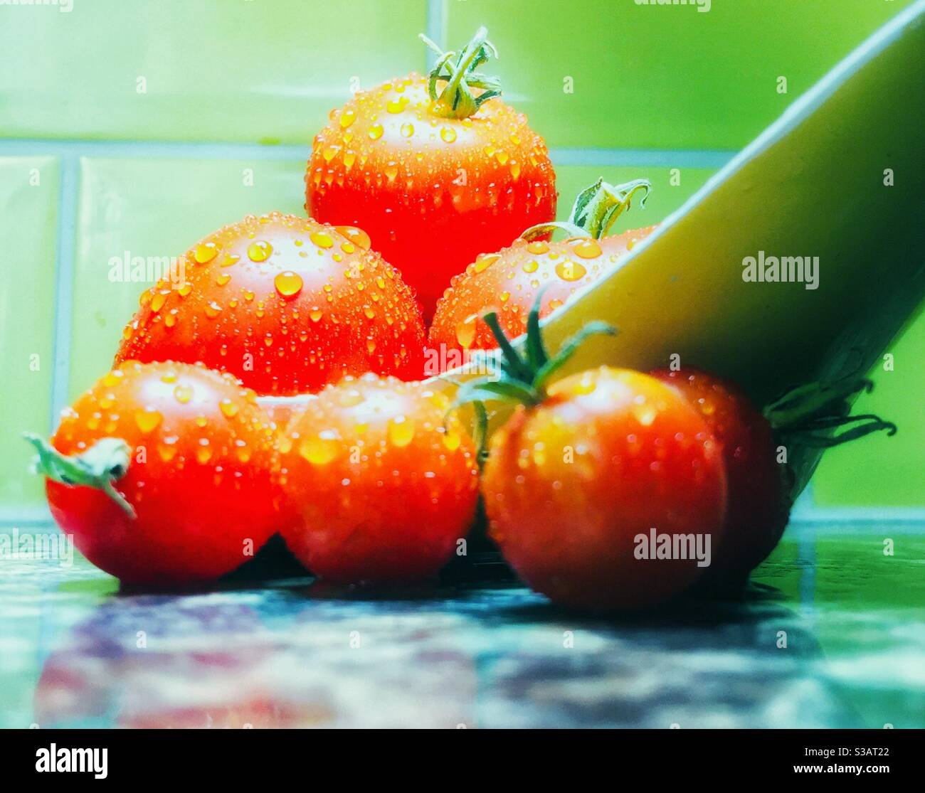 Pomodori in cucina. - Immagine stock catturata con smartphone