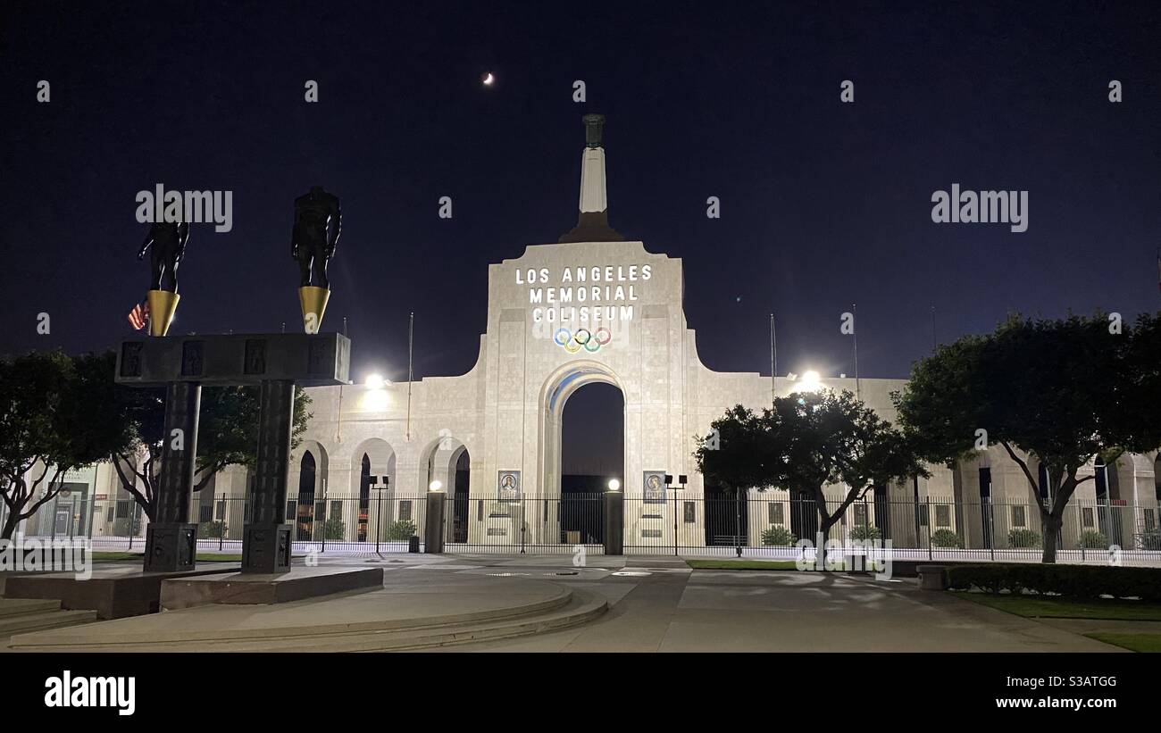 LOS ANGELES, CA, 2020 LUGLIO: Ingresso al Los Angeles Memorial Coliseum, sede della USC Trojans e dei Los Angeles Rams, nel parco esposizioni di notte Foto Stock