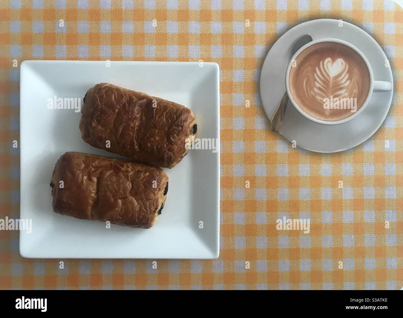 Due pain au chocolat appena sfornati su un piatto - Immagine stock catturata con smartphone