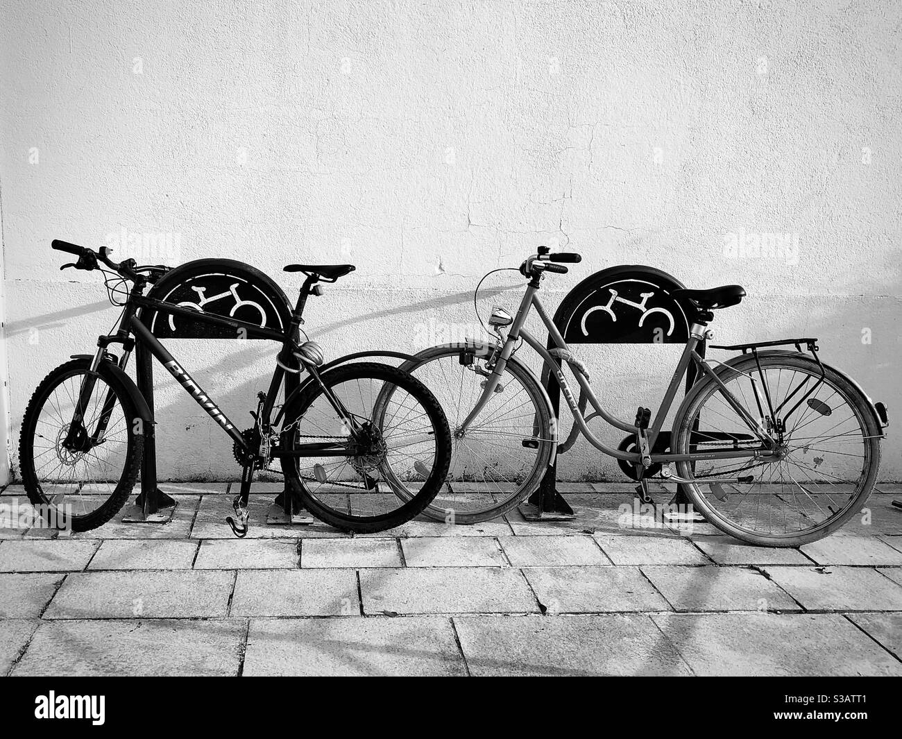 Biciclette lasciate in un apposito parcheggio - Loches, Francia. Foto Stock