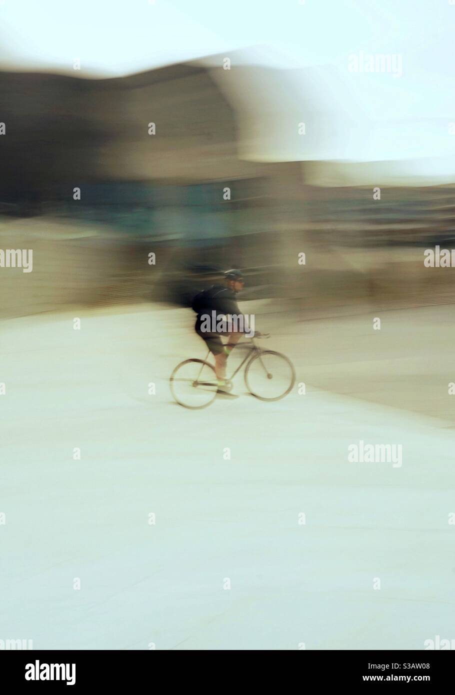 uomo in bicicletta per strada Foto Stock