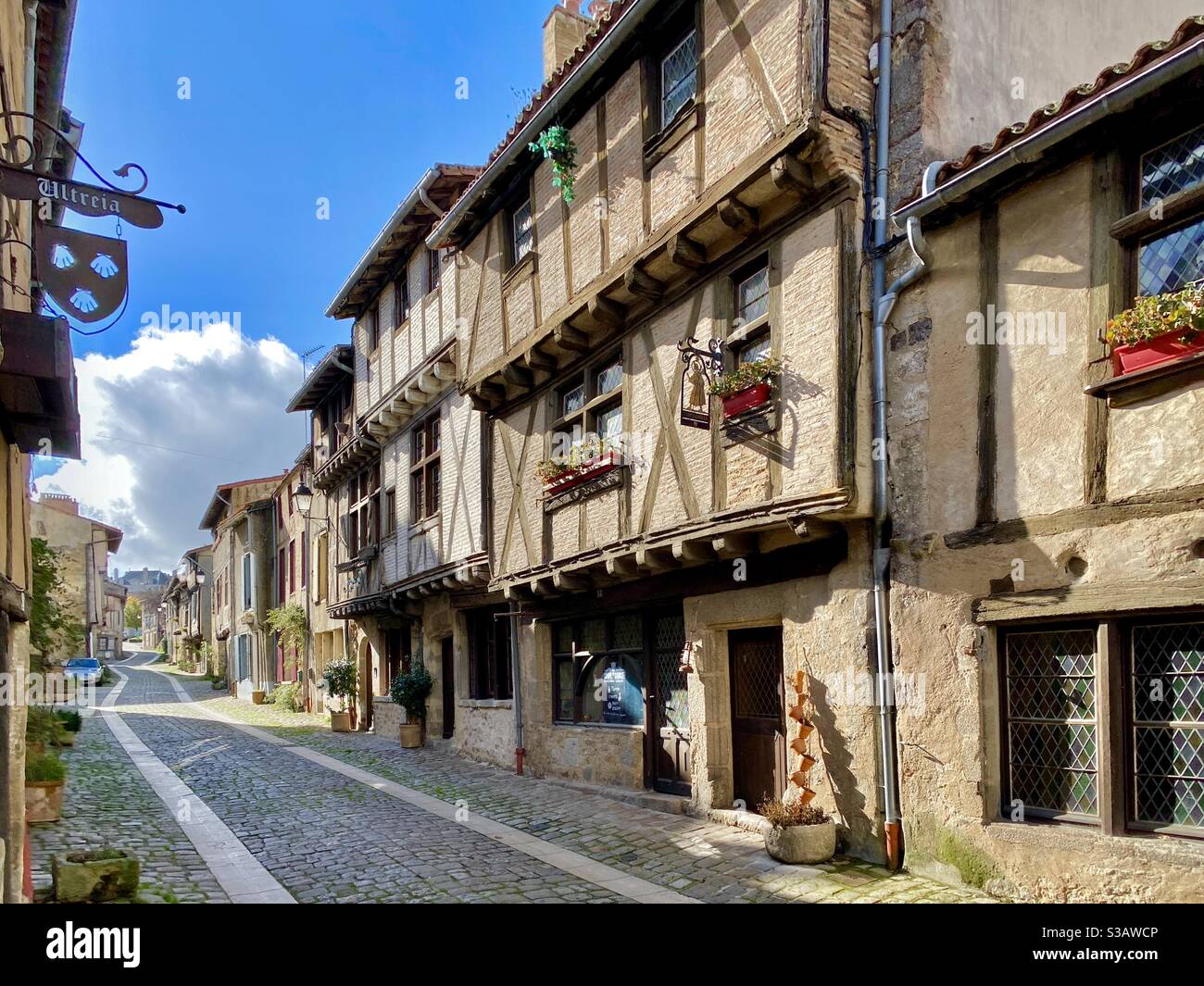 La Rue Saint Jacques Parthenay Francia - Immagine stock catturata con smartphone