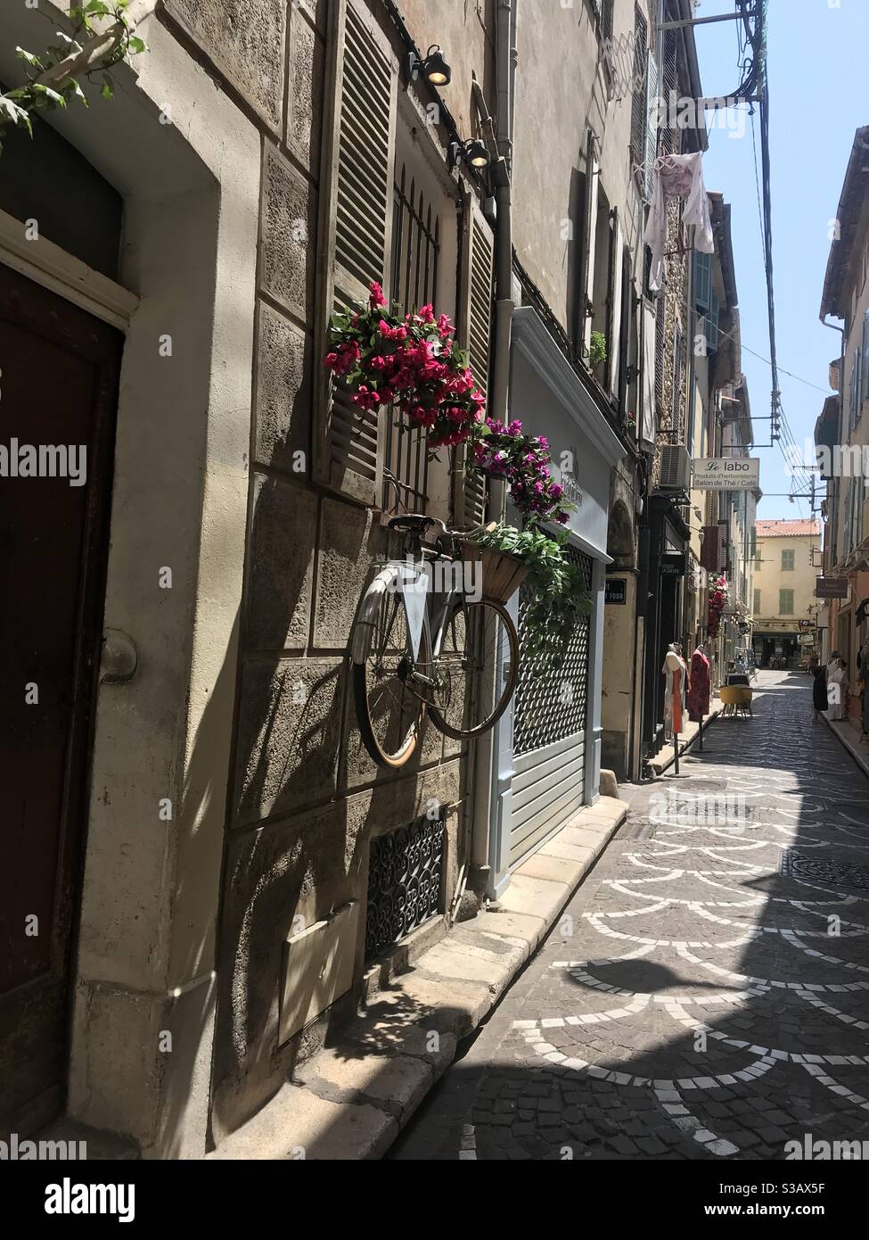 L'affascinante città vecchia di Antibes, Francia Foto Stock
