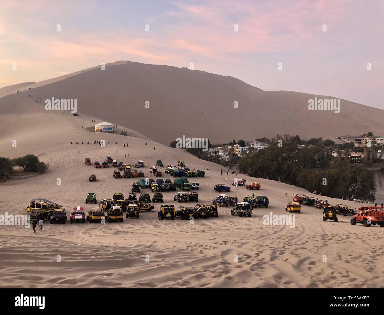 I buggy si allineano su una duna di sabbia che attende i turisti a Huacachina, Perù Foto Stock