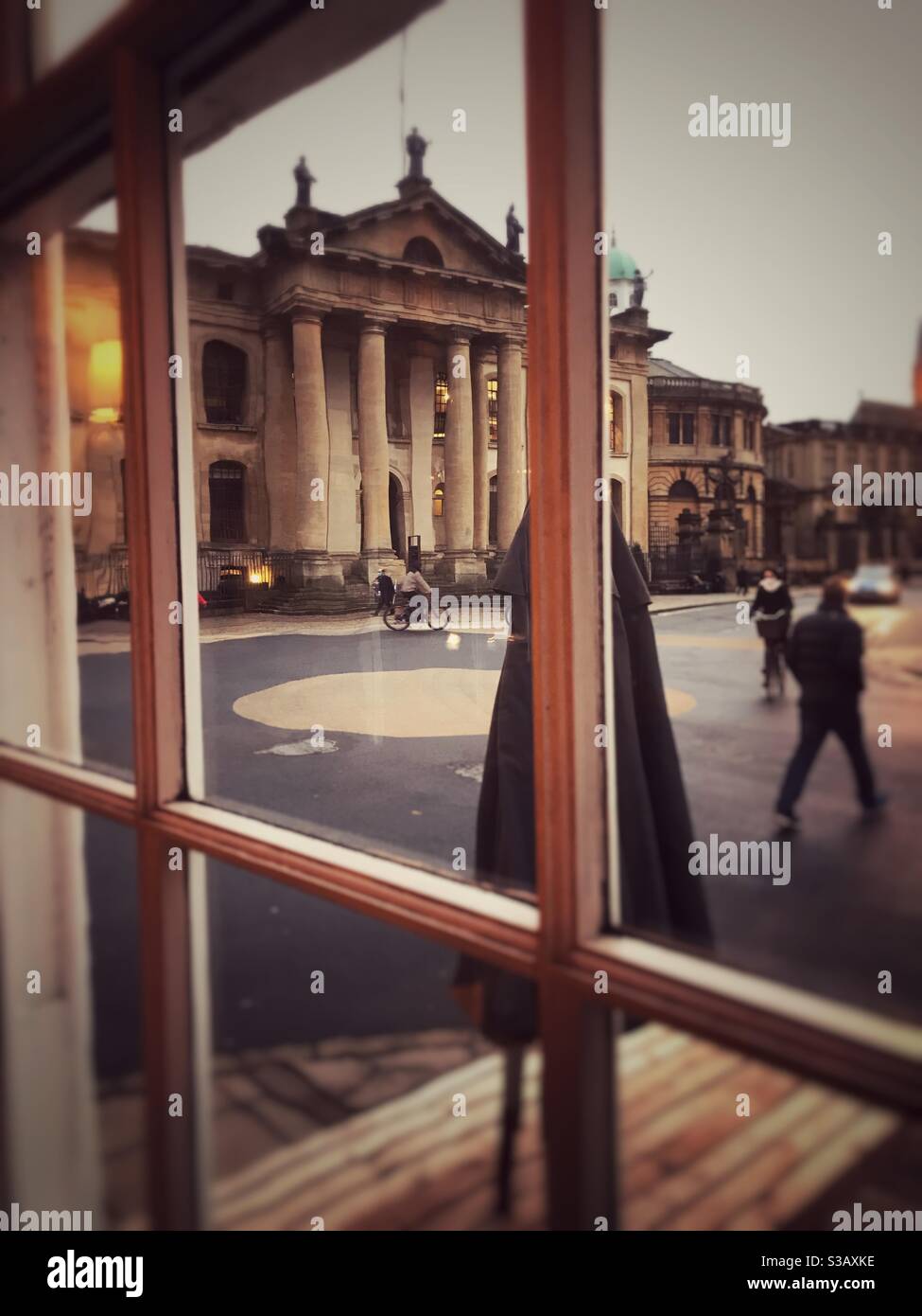 Il centro storico di Oxford ospita il Clarendon Building una finestra di vetro distorta - Immagine stock catturata con smartphone