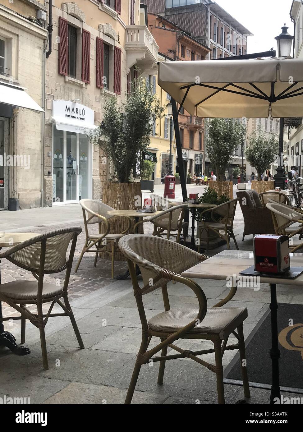 Le affascinanti strade di Parma, Italia settentrionale - Immagine stock catturata con smartphone