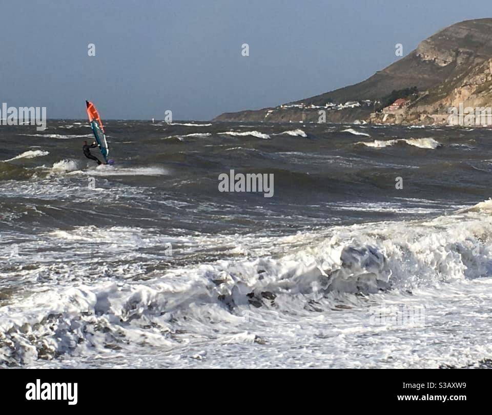 Meteo nel Regno Unito. Windsurfer si avvantaggia dei resti dell'uragano Zeta mentre hanno fatto la caduta a South Shore, Llandudno, domenica 1 novembre Foto Stock