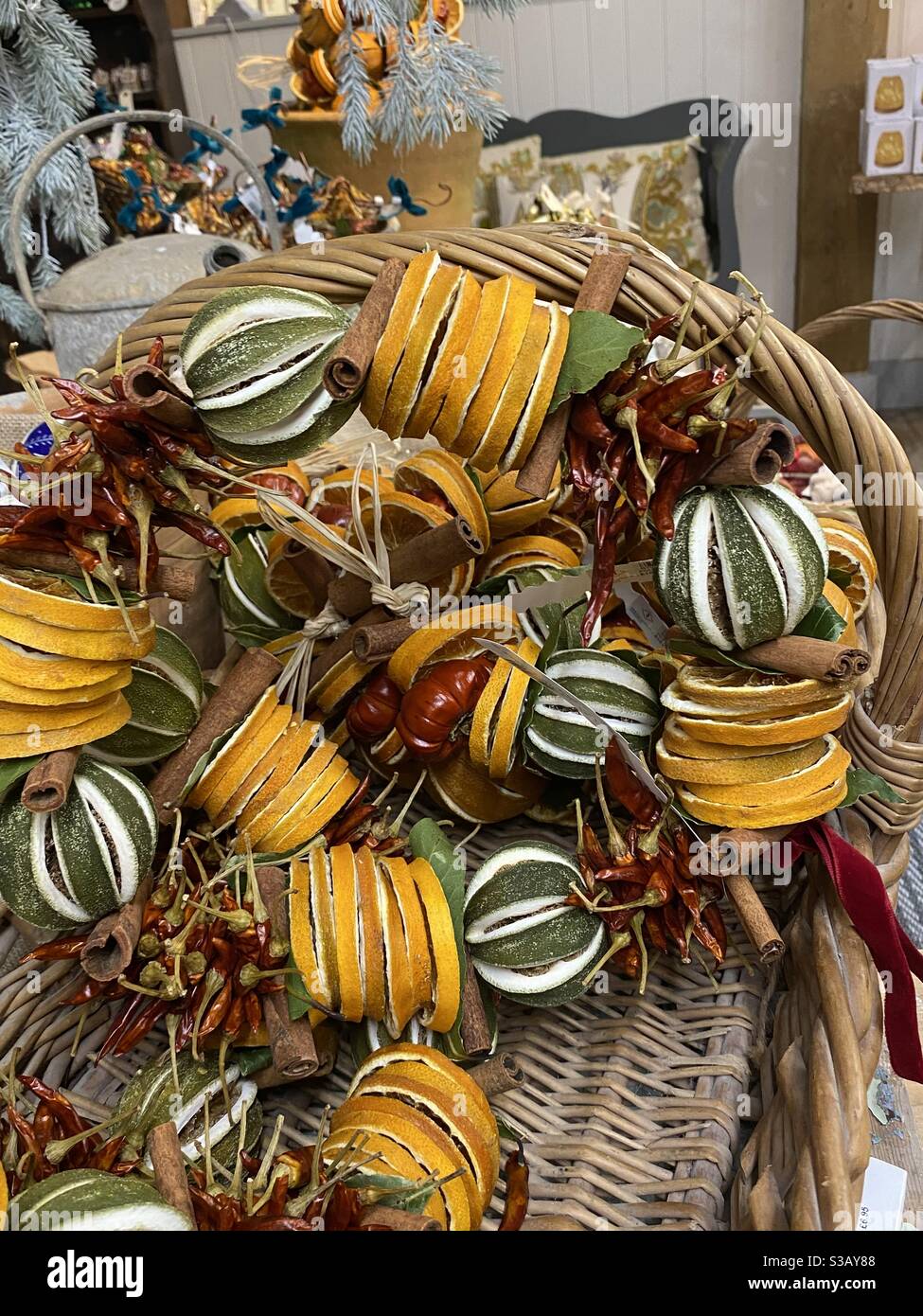 Natale decorazione wreathe limoni lime mele e cannella Foto Stock