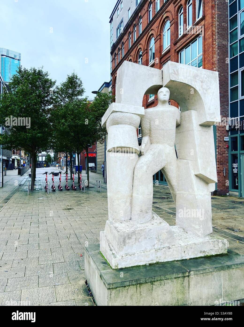 Statua e scooter a Birmingham Foto Stock